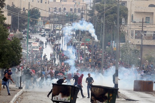 إصابة مسعفين وصحافية برصاص الاحتلال في بيت لحم