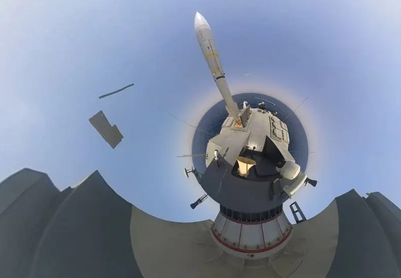 صاروخ بحري إيراني.jpg