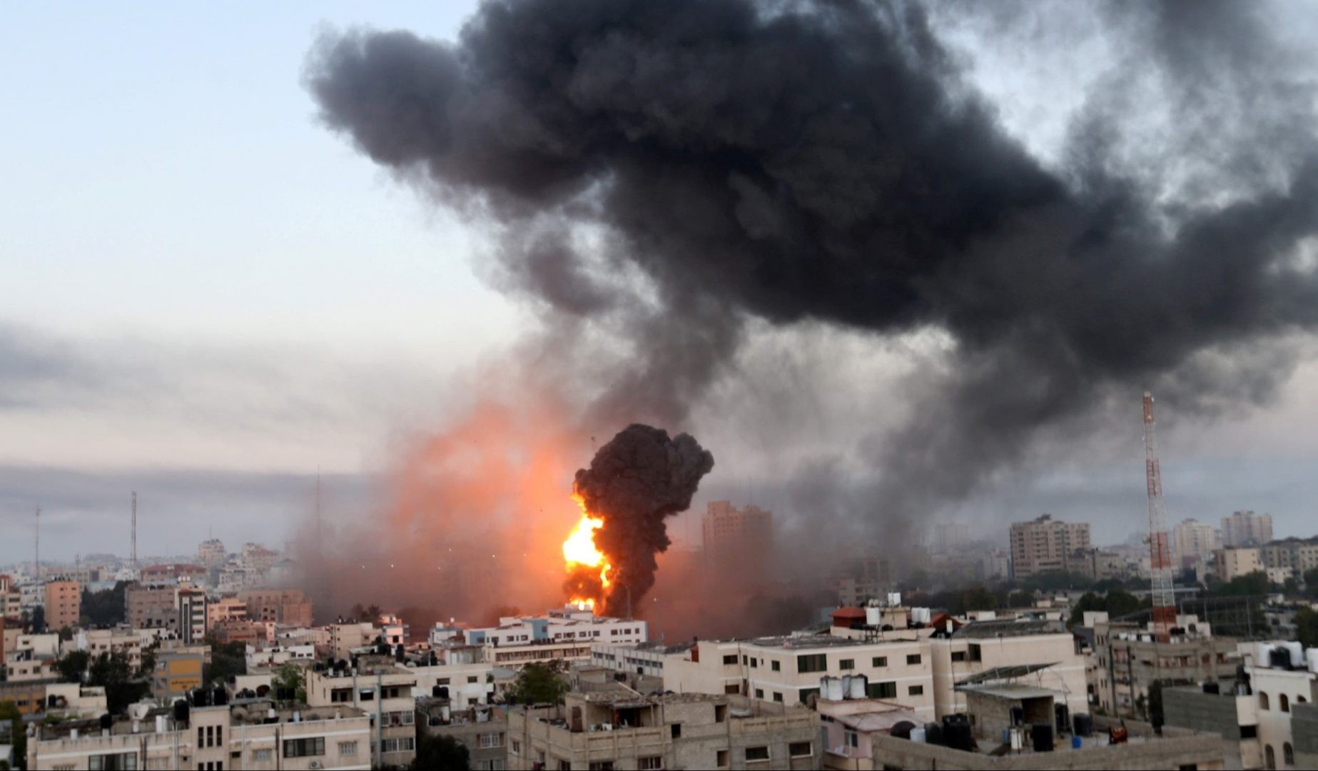-قصف-إسرائيلي-على-قطاع-غزة-e1620981684700.jpg