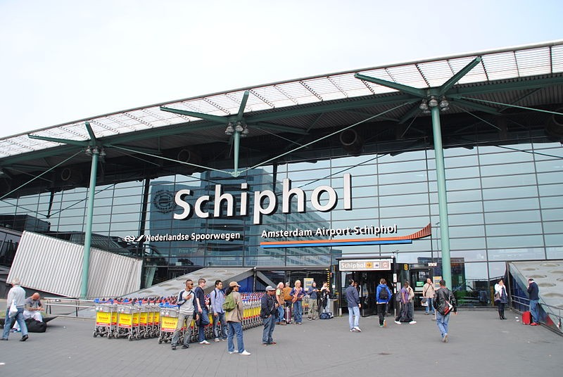 800px-Amsterdam_Schiphol_Airport_entrance.jpg