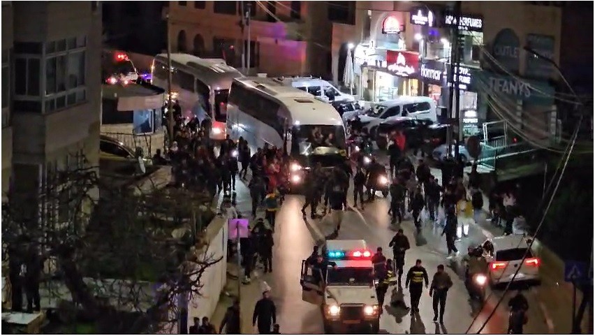 حافلات الأسرى في رام الله.jpg-0d9e8f82-7f0d-47a6-8df7-0b997c4dd2c5.jpg