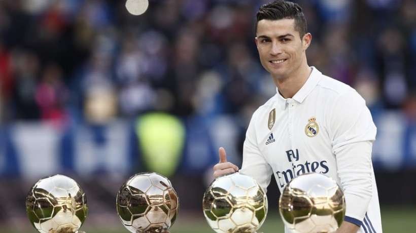 cristiano-ronaldo-va-pouvoir-ajouter-son-5e-ballon-d-or-a-sa-collection_215772.jpg