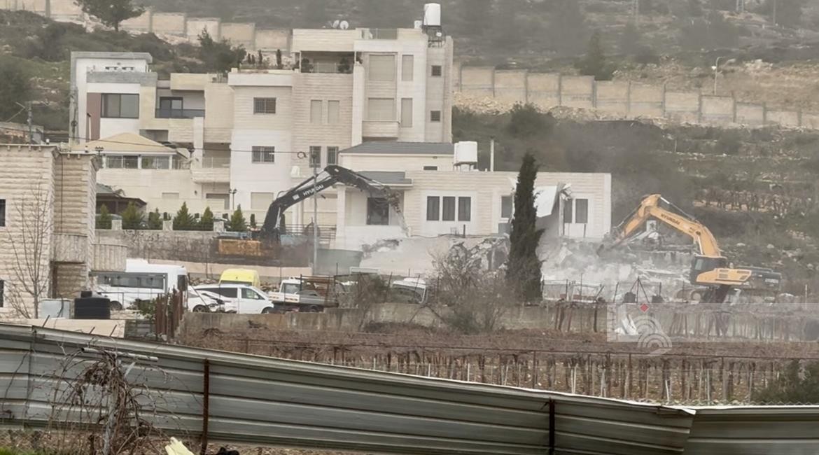 هدم في الخليل.jpeg