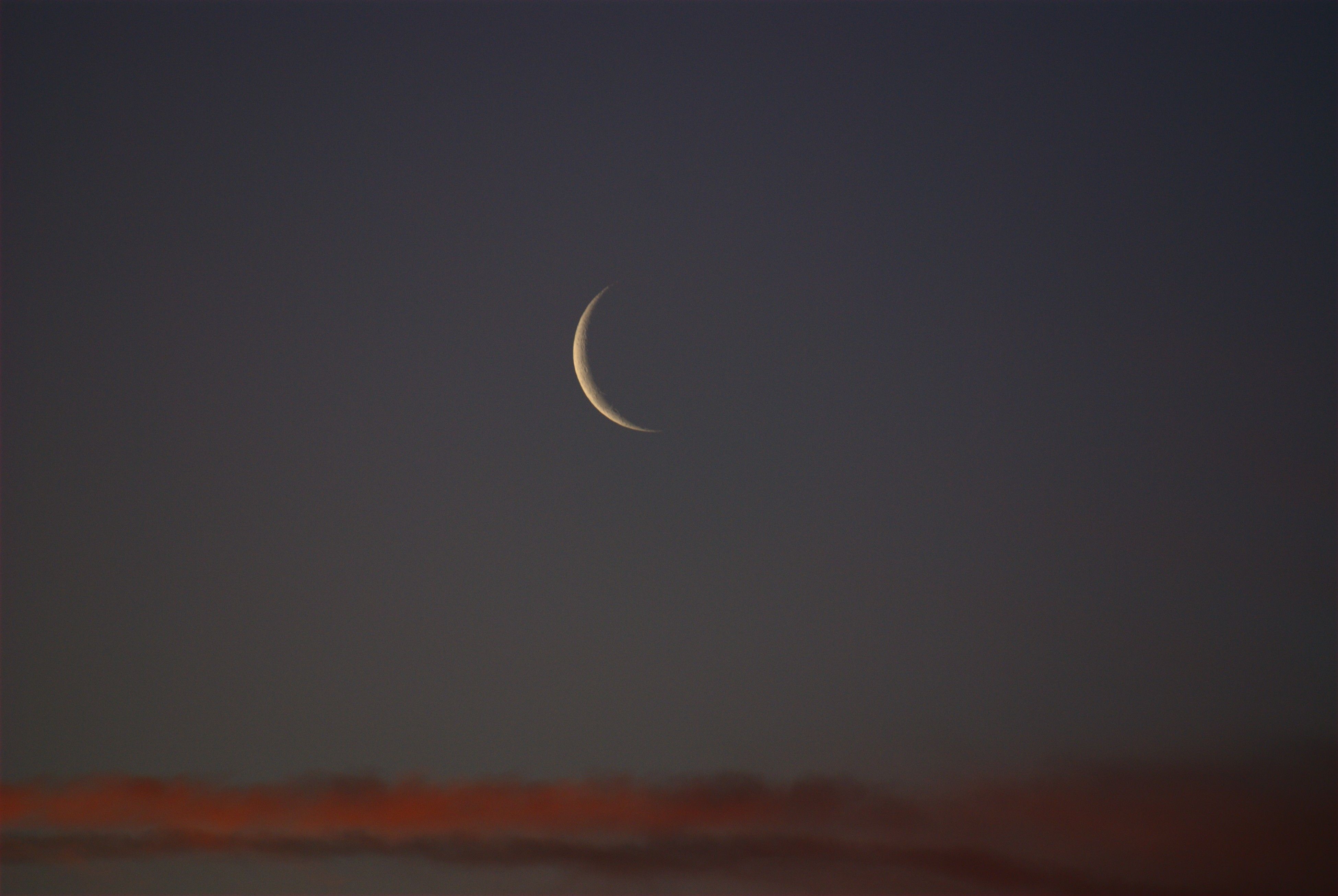 New_Moon_at_sunset.jpg