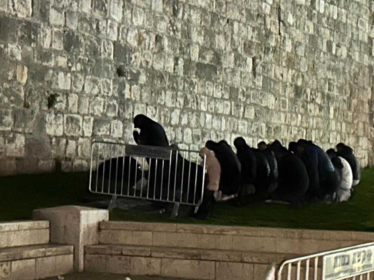 مقدسيون يؤدون العشاء .jpeg-9c68546b-4d2f-4531-91ae-647386c5e88c.jpeg